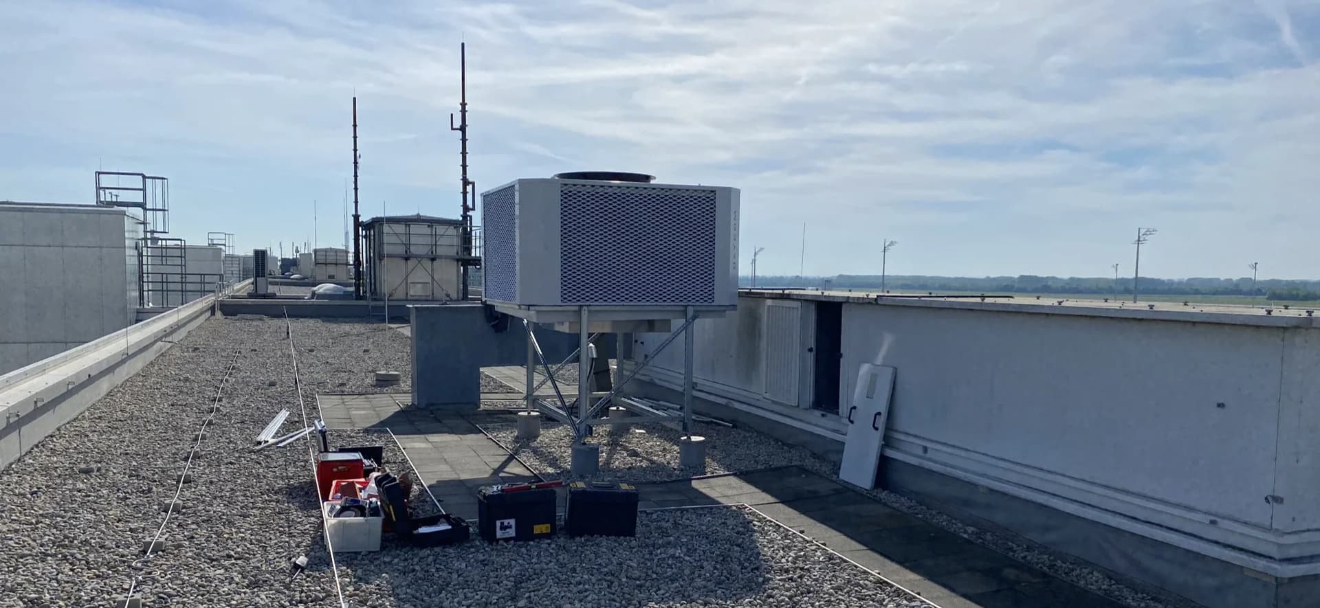 AIRnorm GmbH – Montage eines adiabaten Kühlmoduls zur Vorschaltkühlung an eine bestehende Lüftungsanlage