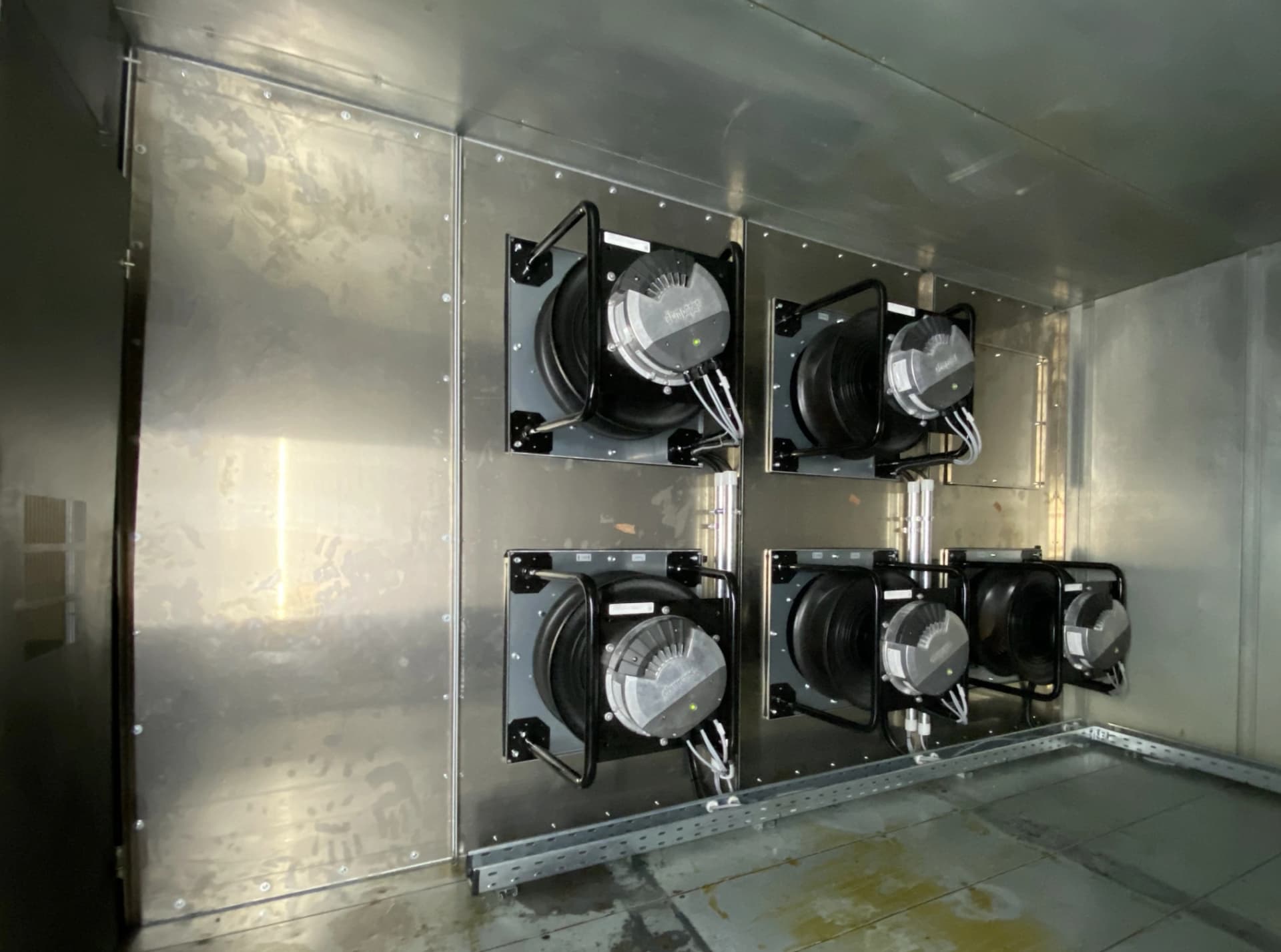 AIRnorm GmbH – Installation einer EC-Fanwall in einem Lüftungsgerät mit vier EC-Ventilatoren auf Edelstahlpanel