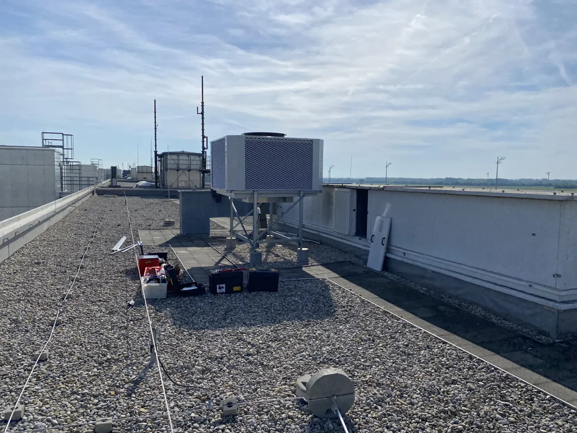 AIRnorm GmbH – Montage eines adiabaten Kühlmoduls zur Vorschaltkühlung an eine bestehende Lüftungsanlage – Vorschaltkühlung
