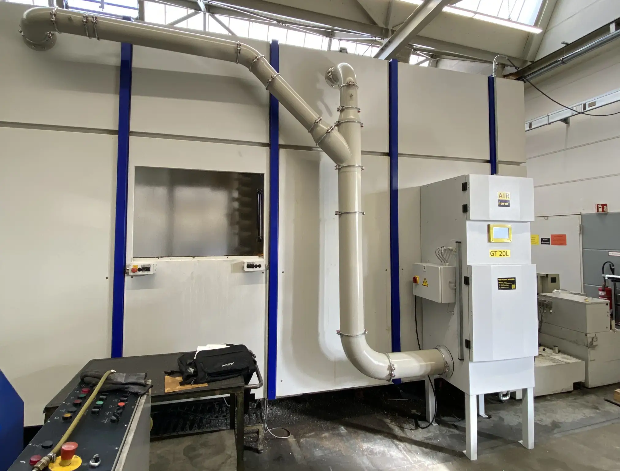 AIRnorm GmbH – Prozessluftfiltration – dezentrale Filteranlage zur Abscheidung von Öl-Aerosolen aus mehreren Langdrehmaschinen