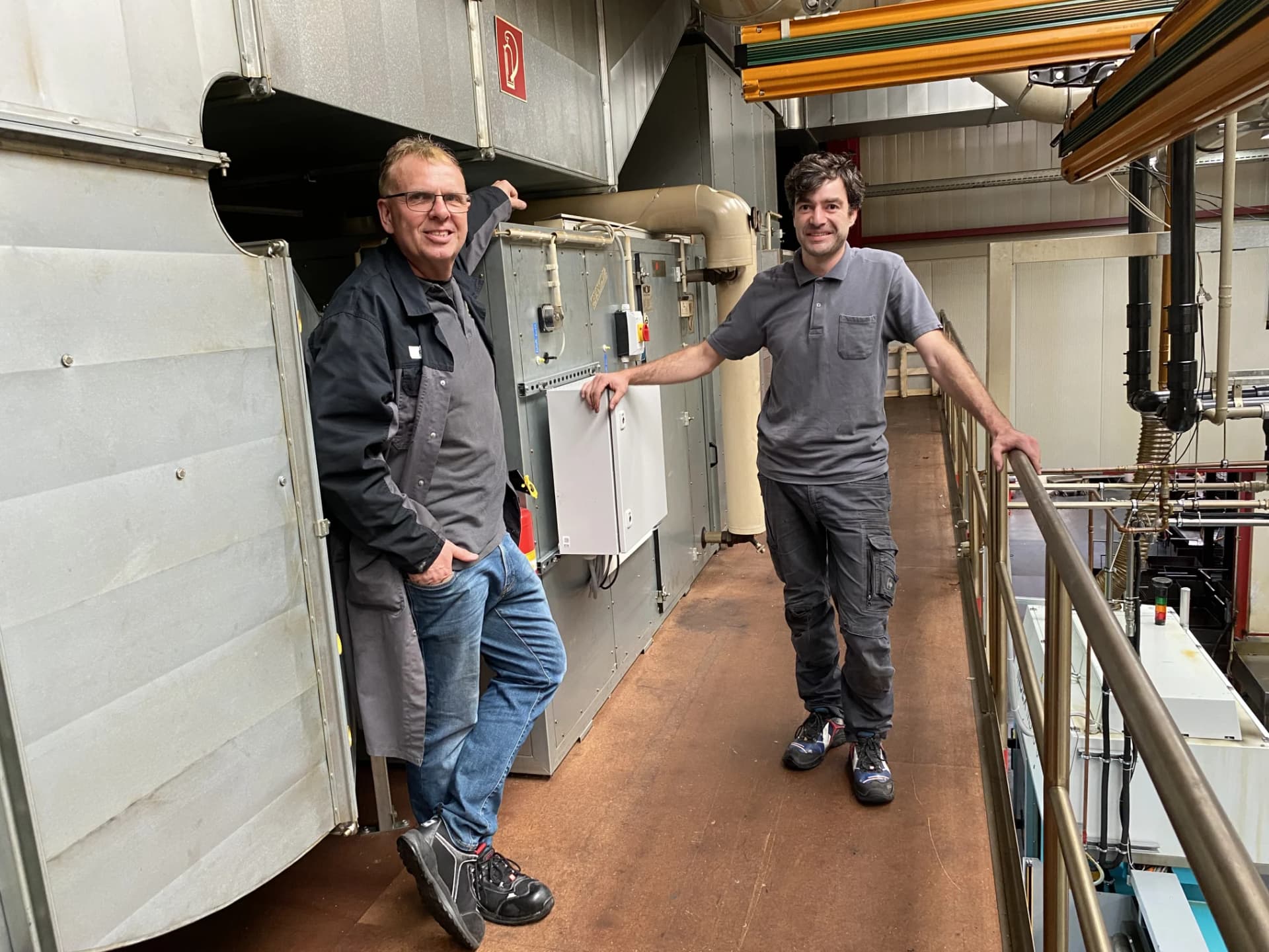 AIRnorm GmbH – Geschäftsführer Reiner Riedle (links) und Raphael Mayer (rechts) vor einer Lüftungsanlage in Süddeutschland