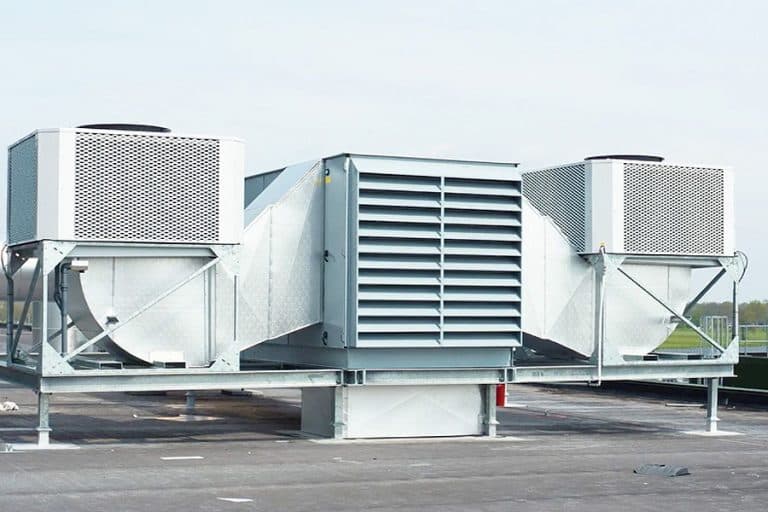 AIRnorm Nachrüstung Kühlung – adiabate Kühlmodule auf einem Hallendach, Vorschaltkühlung für bestehende Lüftungsanlage in Süddeutschland